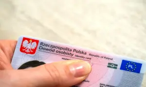 Dłoń trzyma polski dowód osobisty. Zastanawiasz się, ile kosztuje wyrobienie dowodu?