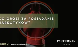 Mężczyzna w czerwonej koszulce, z rękami na karku, na tle napisu "CO GROZI ZA POSIADANIE NARKOTYKÓW?".