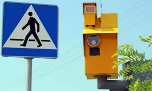 Znak przejścia dla pieszych i żółty fotoradar. Zastanawiasz się, po jakim czasie przychodzi mandat z fotoradaru?