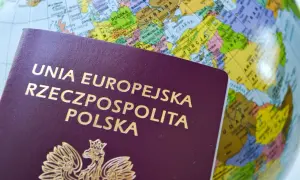 Paszport tymczasowy Rzeczypospolitej Polskiej na tle globusa z zaznaczoną Europą i Bliskim Wschodem.