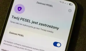 Ekran telefonu z informacją "Twój PESEL jest zastrzeżony" i ikoną tarczy z kłódką.