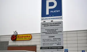 Znak parkingu płatnego przy Biedronce. Brak biletu grozi mandatem za parkowanie.