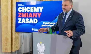 Mężczyzna w garniturze przemawia przy mównicy z godłem Polski. Na ekranie za nim napis: "Chcemy zmiany zasad". Mowa dotyczy funduszu sprawiedliwości.
