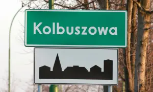 Znak drogowy z napisem "Kolbuszowa" i sylwetką miasta. D42.