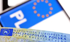 Dowód rejestracyjny z napisem "PL" i flagą UE. Sprawdź, jak sprawdzić czy dowód osobisty jest do odbioru.