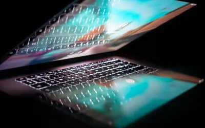 Podświetlana klawiatura laptopa odbija się w ekranie, tworząc efekt 287 kk.