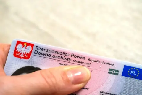 Dłoń trzyma polski dowód osobisty. Zastanawiasz się, ile kosztuje wyrobienie dowodu?