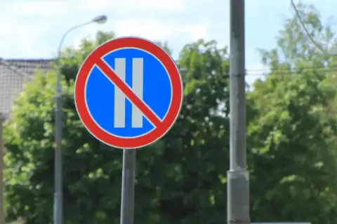 Znak zakazu zatrzymywania się. Kierowca, który nie zwraca uwagi na znaki, może liczyć na recydywę mandatu.