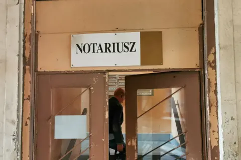 Mężczyzna wchodzi do biura notariusza, gdzie może sporządzić testament.