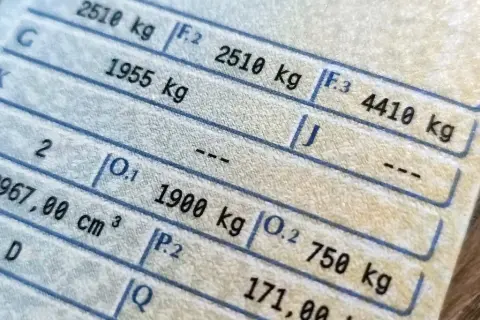 Jakie mandaty grożą za przekroczenie DMC przyczepy w Polsce?