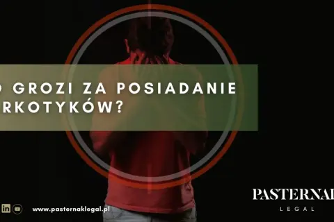 Mężczyzna w czerwonej koszulce, z rękami na karku, na tle napisu "CO GROZI ZA POSIADANIE NARKOTYKÓW?".