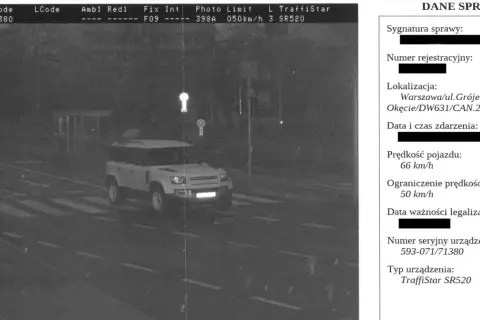 Biały Land Rover Defender przekracza pasy na Grójeckiej w Warszawie. Mandat z fotoradaru za jazdę 66 km/h przy ograniczeniu do 50 km/h.