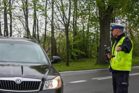 Policjant z radarem, art. 97 kw. Kontrola prędkości na drodze.