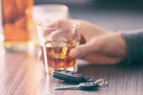 Praca pod wpływem alkoholu: kary i odpowiedzialność w kodeksie wykroczeń