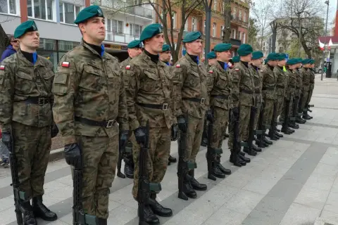 Gdzie odbywa się dobrowolna zasadnicza służba wojskowa w Polsce?