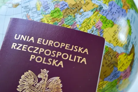 Paszport tymczasowy Rzeczypospolitej Polskiej na tle globusa z zaznaczoną Europą i Bliskim Wschodem.