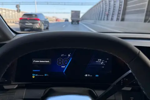 Na autostradzie jedziemy 80 km/h, co jest minimalną prędkością na tym odcinku. Zasięg 71 km.