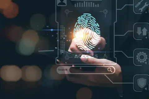 Dłoń skanuje odcisk palca na ekranie, symbolizując dostęp i bezpieczeństwo. System chroni przed atakami typu ddos.