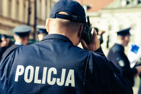 Umundurowanie SW: Kluczowe informacje o regulacjach i zasadach