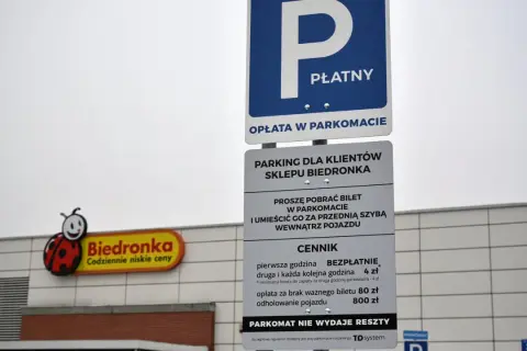 Znak parkingu płatnego przy Biedronce. Brak biletu grozi mandatem za parkowanie.