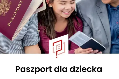 Rodzina z paszportami, dziecko uśmiechnięte.