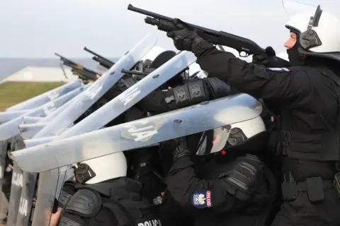 Czy policjant może pełnić służbę sam? Oto kluczowe zasady i wyjątki