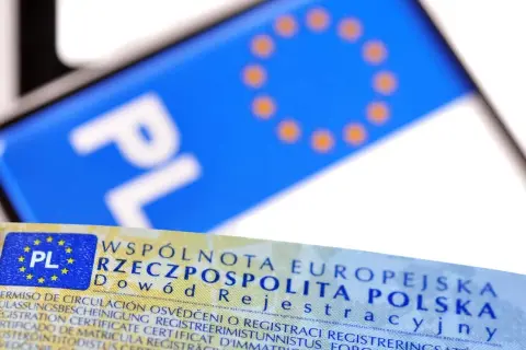 Dowód rejestracyjny z napisem "PL" i flagą UE. Sprawdź, jak sprawdzić czy dowód osobisty jest do odbioru.
