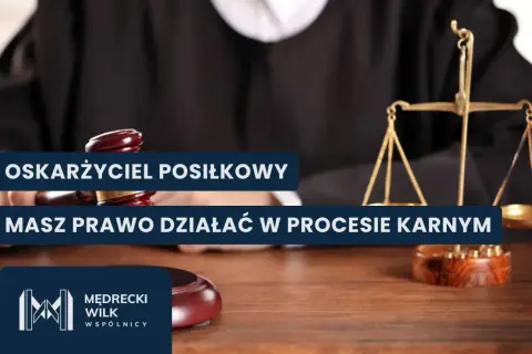 Sędzia trzyma młotek, obok waga sprawiedliwości. Tekst: "Oskarżyciel posiłkowy masz prawo działać w procesie karnym".