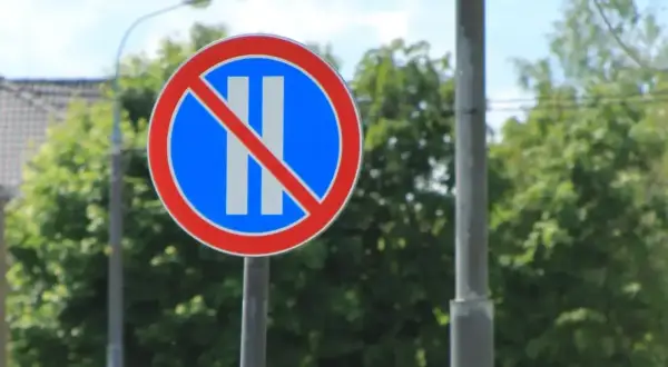 Znak zakazu zatrzymywania się. Kierowca, który nie zwraca uwagi na znaki, może liczyć na recydywę mandatu.