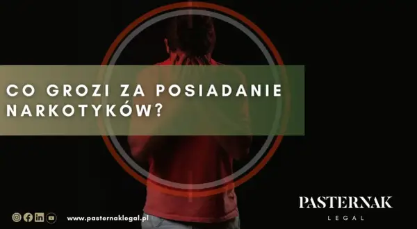 Mężczyzna w czerwonej koszulce, z rękami na karku, na tle napisu "CO GROZI ZA POSIADANIE NARKOTYKÓW?".