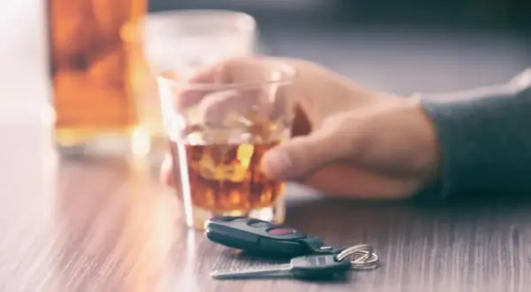 Praca pod wpływem alkoholu: kary i odpowiedzialność w kodeksie wykroczeń