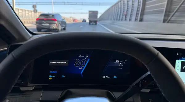Na autostradzie jedziemy 80 km/h, co jest minimalną prędkością na tym odcinku. Zasięg 71 km.