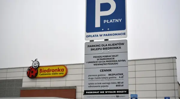 Znak parkingu płatnego przy Biedronce. Brak biletu grozi mandatem za parkowanie.