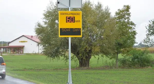 Żółty znak fotoradaru z napisem "Kontrola prędkości", wskazujący 60 km/h i 50 zł opłaty.