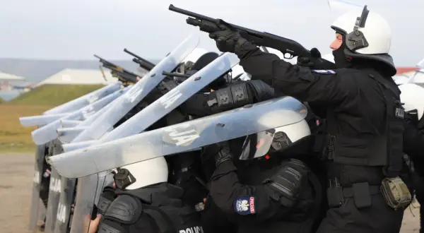 Czy policjant może pełnić służbę sam? Oto kluczowe zasady i wyjątki