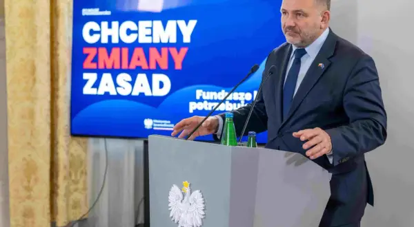 Mężczyzna w garniturze przemawia przy mównicy z godłem Polski. Na ekranie za nim napis: "Chcemy zmiany zasad". Mowa dotyczy funduszu sprawiedliwości.