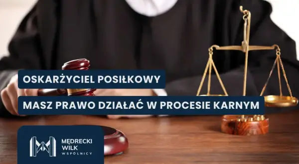 Sędzia trzyma młotek, obok waga sprawiedliwości. Tekst: "Oskarżyciel posiłkowy masz prawo działać w procesie karnym".