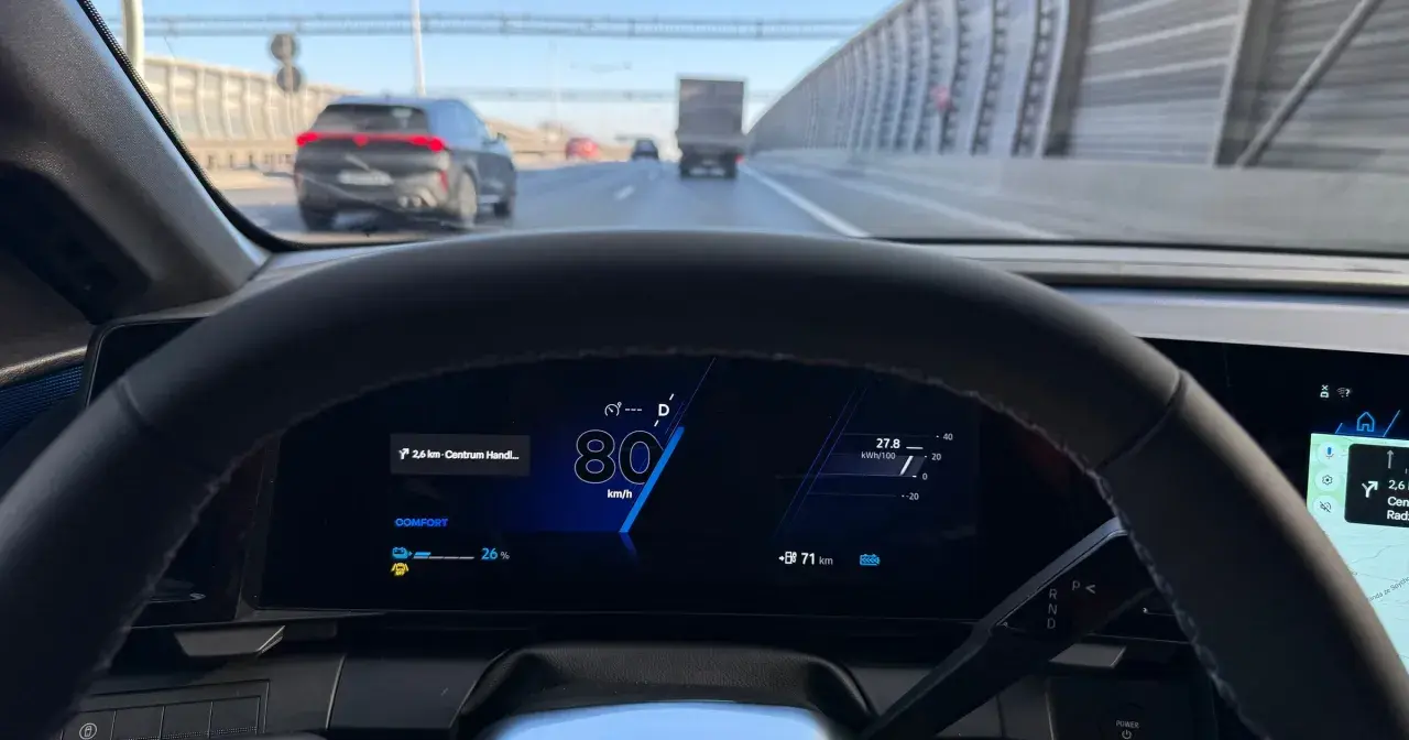 Na autostradzie jedziemy 80 km/h, co jest minimalną prędkością na tym odcinku. Zasięg 71 km.
