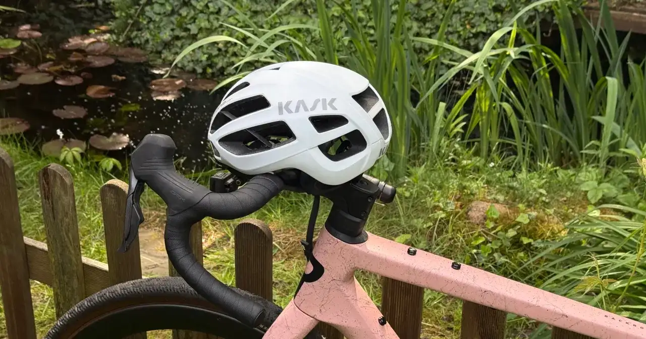 Biały kask Kask na kierownicy roweru, gotowy do jazdy. To obowiązkowe wyposażenie roweru, które zapewnia bezpieczeństwo podczas każdej wyprawy.