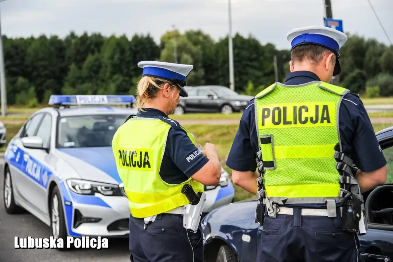Policjanci z Lubuskiej Policji zatrzymali kierowcę, który popełnił wykroczenie – jazda bez prawa jazdy.
