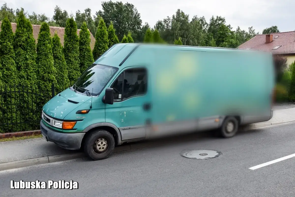 Zielona furgonetka zaparkowana przy żywopłocie. Lubuska Policja bada, ile czasu trwa śledztwo w sprawie kradzieży auta.