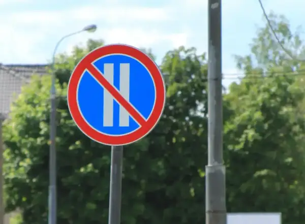 Znak zakazu zatrzymywania się. Kierowca, który nie zwraca uwagi na znaki, może liczyć na recydywę mandatu.