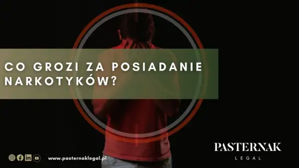 Mężczyzna w czerwonej koszulce, z rękami na karku, na tle napisu "CO GROZI ZA POSIADANIE NARKOTYKÓW?".