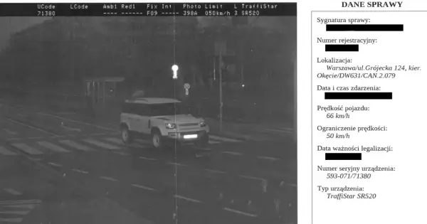 Biały Land Rover Defender przekracza pasy na Grójeckiej w Warszawie. Mandat z fotoradaru za jazdę 66 km/h przy ograniczeniu do 50 km/h.