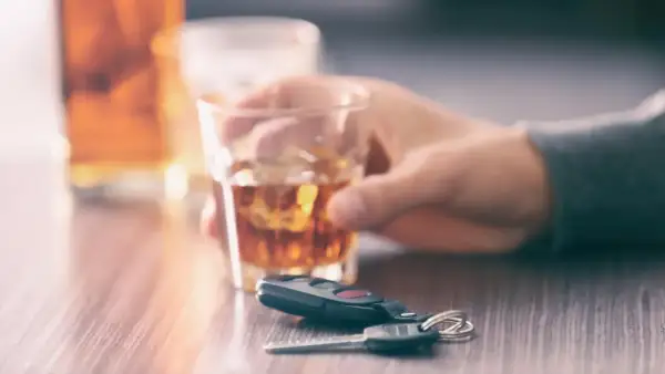 Praca pod wpływem alkoholu: kary i odpowiedzialność w kodeksie wykroczeń