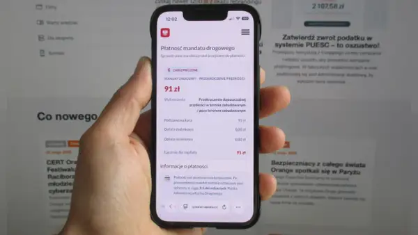 Oszustwo smishing! Fałszywy mandat drogowy na 91 zł wyświetlany na telefonie, ostrzega przed wyłudzeniem danych.