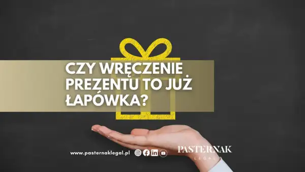 Czy wręczenie prezentu to już łapówka? Dłoń trzyma symbol prezentu, a tekst pyta o granicę między gestem a nielegalnym działaniem.