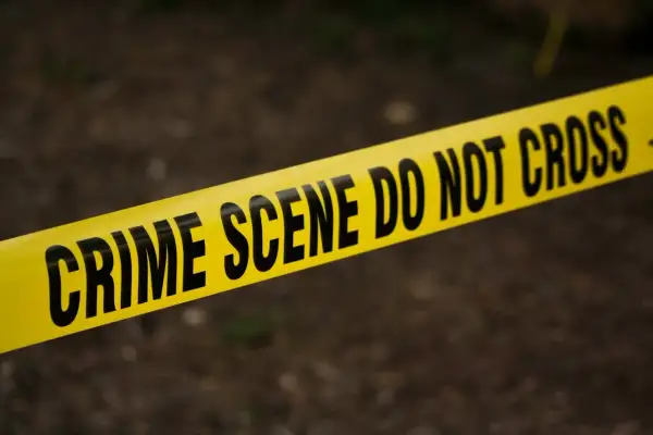 Żółta taśma z napisem "CRIME SCENE DO NOT CROSS" informuje o miejscu zdarzenia, gdzie doszło do popełnienia przestępstwa.