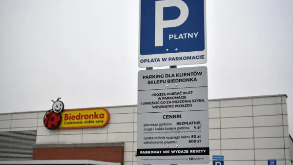 Znak parkingu płatnego przy Biedronce. Brak biletu grozi mandatem za parkowanie.