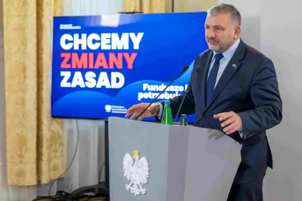 Mężczyzna w garniturze przemawia przy mównicy z godłem Polski. Na ekranie za nim napis: "Chcemy zmiany zasad". Mowa dotyczy funduszu sprawiedliwości.
